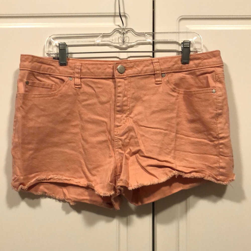 LC Lauren Conrad Shorts Women’s 14 peach salmon denim raw hem EUC pockets summer